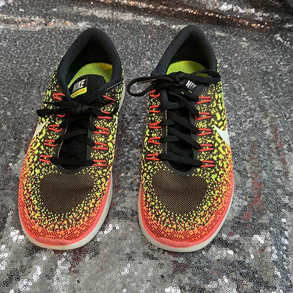 Women’s Nike neon yellow and pink running shoes size 8.5 - Picture 2 of 7